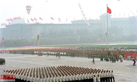 资料图：1984年10月1日，在首都北京举行了欢庆共和国建国35周年的盛大阅兵式。