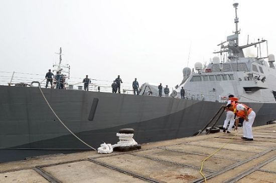 2013年6月15日，美国“自由”号濒海战斗舰在马来西亚关丹港靠岸。（资料图片）