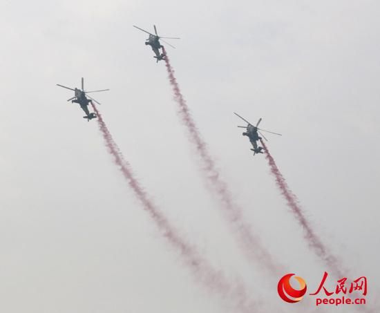 直-10武装直升机正在表演“三机跃升倒转”特技动作。闫嘉琪摄