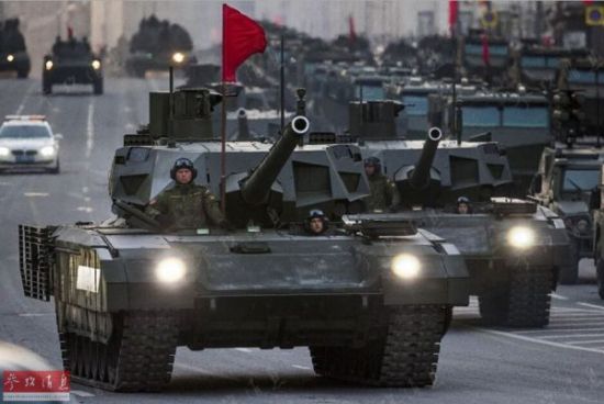 　　资料图：阅兵彩排仪式上的T-14坦克方队。