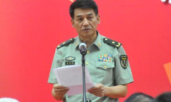 图为董长军所穿军装已佩戴少将军衔肩章