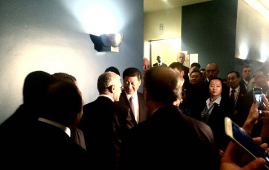 各国领导人排队跟习近平握手一幕