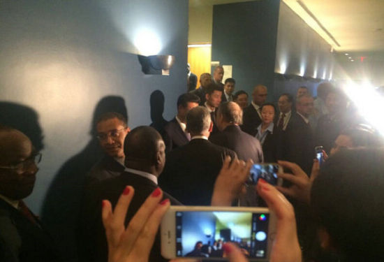 各国领导人排队跟习近平握手一幕