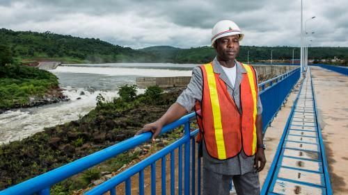 福法纳负责大坝的监督工作，他说，“中国人拯救了我们” 