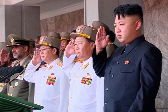 资料图：金正恩在阅兵式上检阅部队