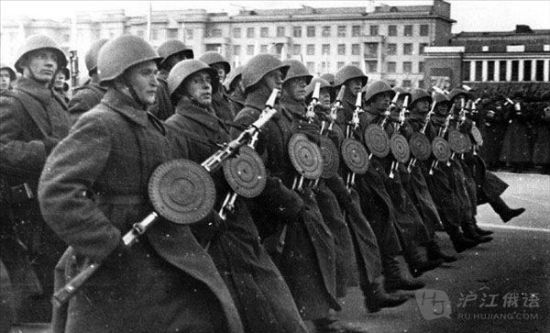 资料图：莫斯科保卫战期间苏联红军在莫斯科克里姆林宫前红场举行纪念十月革命的阅兵式，然后直接开赴前线。