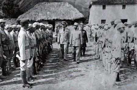 资料图：1943年，戴笠与梅乐思检阅中美合作所中方游击队。