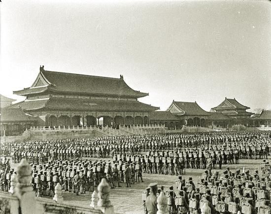 资料图：1918年11月28日，国民政府为庆祝第一次世界大战胜利，在故宫太和殿举行盛大的中外军队阅兵式，并鸣礼炮108响。