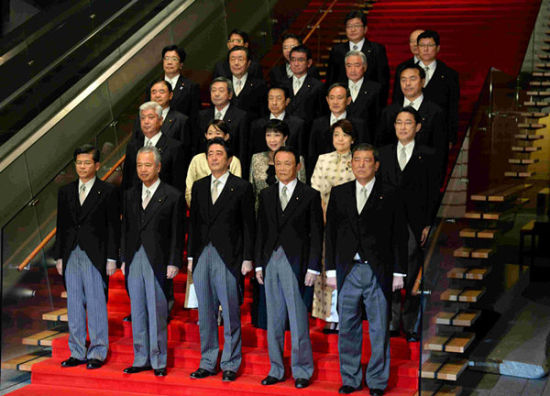 安倍新内阁集体亮相 