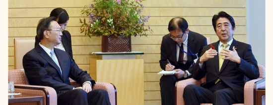 14日，杨洁篪在东京会晤日本首相安倍晋三
