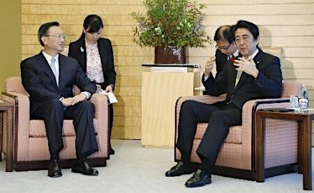 14日，杨洁篪在东京会晤日本首相安倍晋三