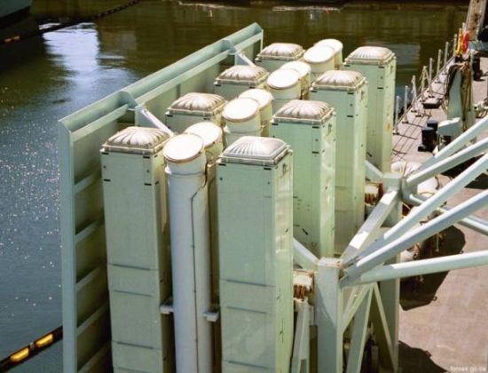 加拿大“哈利法克斯”级护卫舰舷侧的Mk.48导弹发射装置 