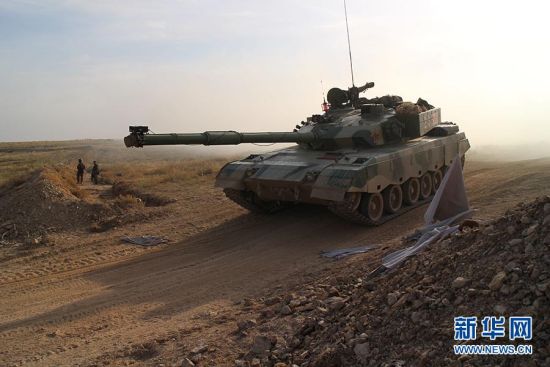  红军96A坦克在路口进行防御。