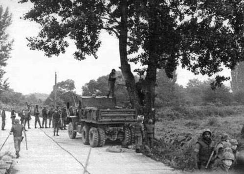 资料图：全副武装的美军在飞机、坦克掩护下再次砍树