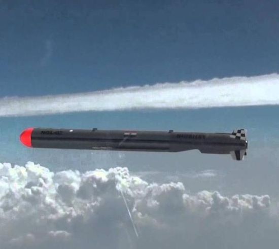 资料图：“无畏”导弹2014年试射照片，注意其飞行在云层上方的高空之中