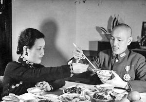 资料图：就餐中的蒋介石与宋美龄