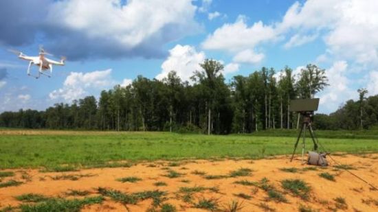 以色列埃尔塔公司展示的防“大疆”雷达，被当做目标的是一架大疆“幽灵2”无人机 