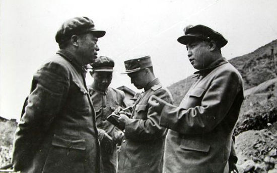 资料图：彭德怀与金日成