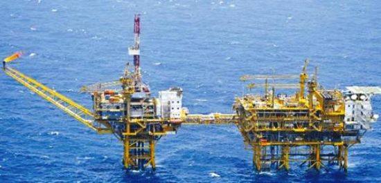 日本公布的中国油气平台出现开采天然气时产生火焰照片 