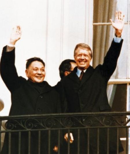 资料图：1979年，时任国务院副总理的邓小平应时任美国总统卡特的邀请，到美国进行了九天的正式访问。图为邓小平与卡特在白宫。