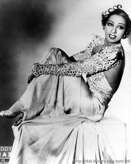 资料图：高挑的身材,咖啡色的皮肤,乌黑的眼睛,美妙的双腿,一个微笑让全天下的笑容都失色。画坛大师毕加索曾经这样形容约瑟芬·贝克。