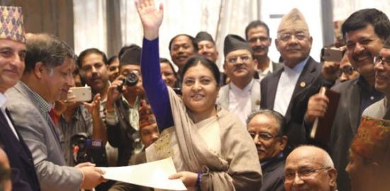 尼泊尔共产党(联合马列)副主席比迪娅当选该国首位女总统，也是世界首位共产党女总统。 