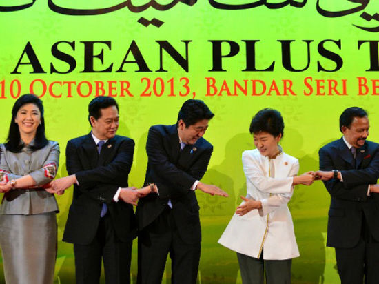 2013年10月10日，文莱斯里巴加湾举行东盟10+3（韩中日）领导人会议，朴槿惠与安倍晋三难“握手” 