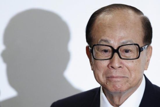 由于中国国家主席习近平访英并签下大单，李嘉诚在英国的投资行为被中国媒体称为“抄底英国”，其中依据就包括和记黄埔对英国电信业的收购行为。 