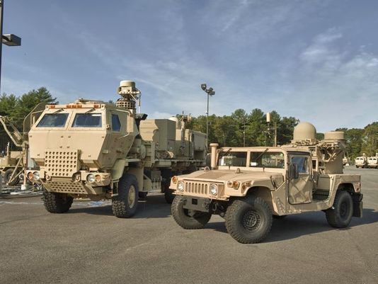 左为传统网络通讯车辆，右为搭载了新型作战人员信息网的悍马车 