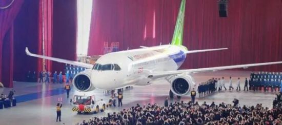 国产大飞机C919总装下线