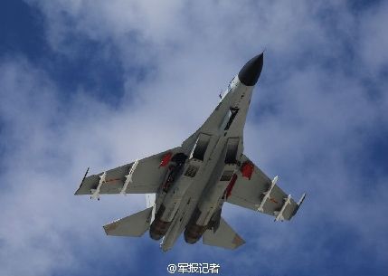 原文配图：南海某机场歼11战机挂弹训练