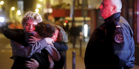 巴黎街头，三人拥抱。