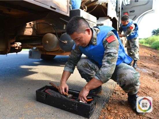 维和运输分队四级军士长王伟检修车辆后整理工具。
