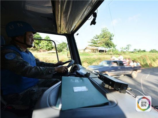 在利比里亚孟色罗拉多县，中国第18批赴利比里亚维和运输分队三级军士长魏兵执行油料运输任务。