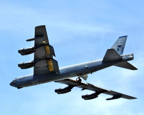 美国《国会山报》11月13日消息称，美国上周末派遣两架B-52轰炸机飞近中国南海岛礁，明显意在挑战中国对该海域的领土主张。美方称执行任务的军机遭到中国地面控制人员多次警告其远离中方岛礁，但没有改变飞行计划。