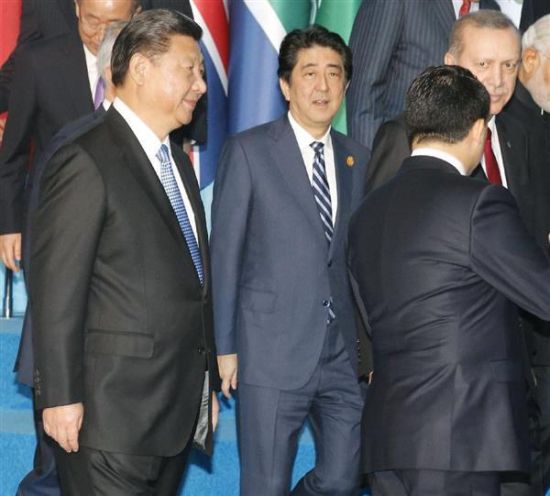 习近平和安倍的拍照位置相隔不远