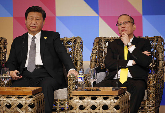 习近平和阿基诺在出席APEC会议工商领导人峰会时比邻而坐 