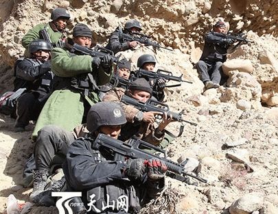 10月28日，公安、武警围剿部分暴徒现场。