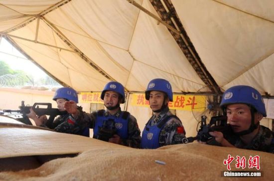 马里加奥当地时间21日清晨6时整，中国第三批赴马里维和部队营区内，一场以“应对不明身份武装人员恐怖袭击”为背景的实战演练紧张展开。