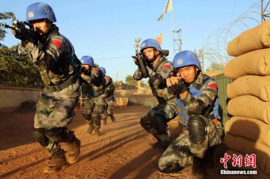 马里加奥当地时间21日清晨6时整，中国第三批赴马里维和部队营区内，一场以“应对不明身份武装人员恐怖袭击”为背景的实战演练紧张展开。