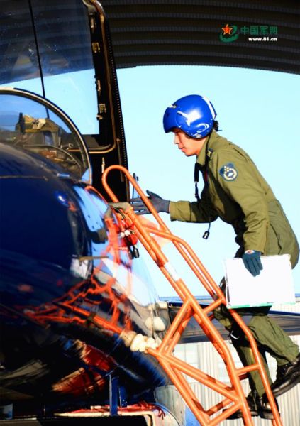歼-10飞行员登机