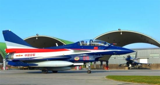 中国空军八一飞行表演队的歼-10S双座战斗机