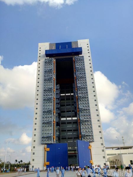 长征5号移出垂直厂房 