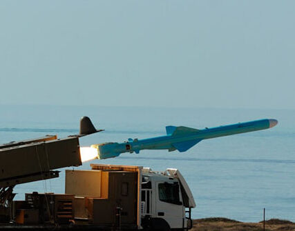 伊朗仿制的C-802导弹发射瞬间，注意其尾部的助推器 