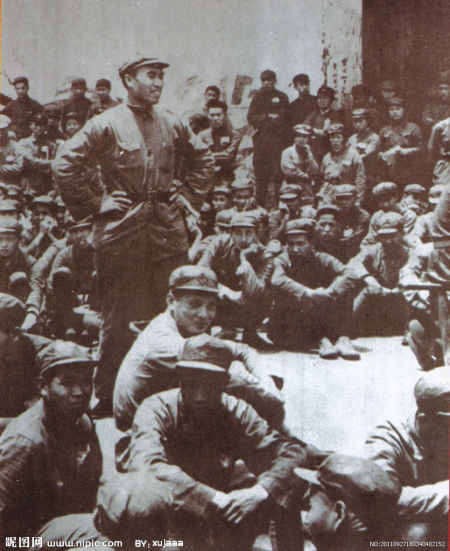 资料图：长征途中朱德向红军战士讲话