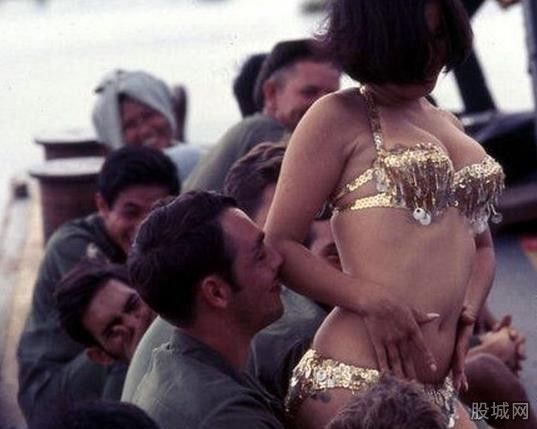 资料图：南越女子慰劳前线美军