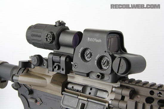 安装EOTech XPS全息衍射瞄准镜与EOTech G33望远镜的AR步枪 