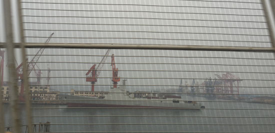 图片来自HSH论坛，首艘大连建造052D型导弹驱逐舰下水后的全身照。