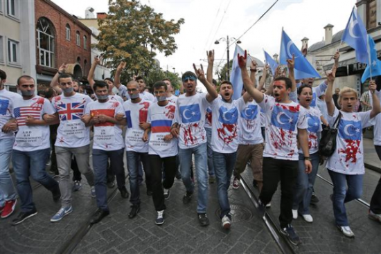 当泰国当局向中国遣返了一部分偷渡客以后，灰狼在伊斯坦布尔举行了反华游行示威。注意这些打出东突旗帜的示威青年都打出灰狼手势：