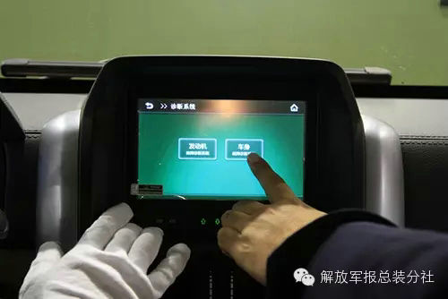 改进型“勇士”新增了多功能显示器。